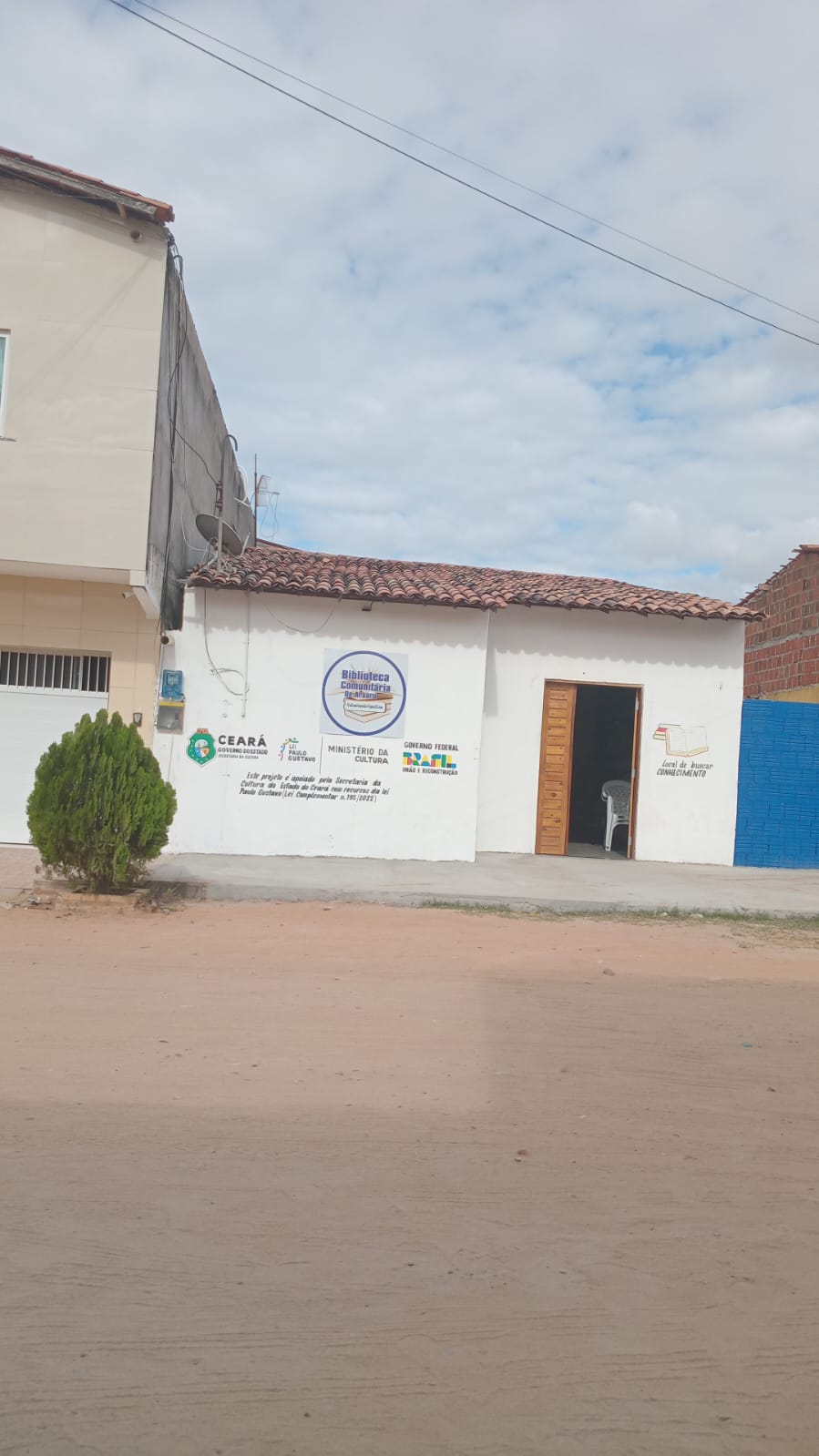 No local da casa velha hoje tem uma biblioteca